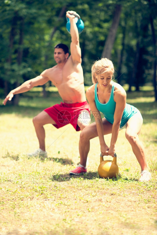 夫妇在公园里和小叮当一起锻炼运动图片