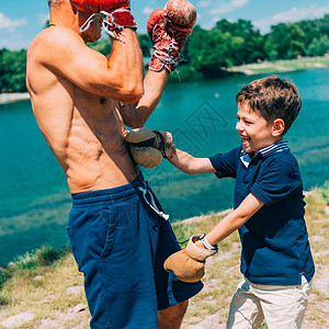 小男孩在湖边跟爷练拳图片