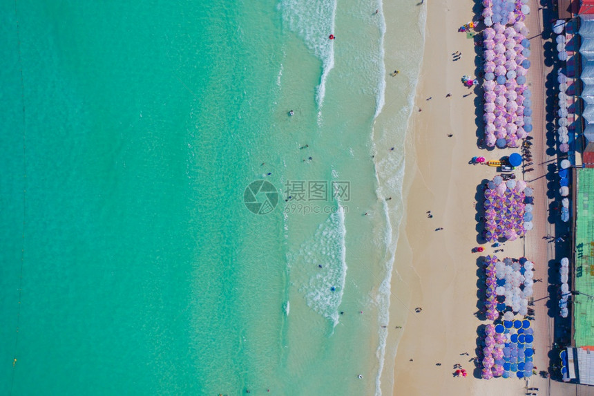 夏季安达曼海的滩岸和清蓝绿宝石海水上伞的空中顶层景象图片