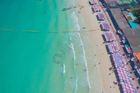 胡杨林宝石滩夏季安达曼海的滩岸和清蓝绿宝石海水上伞的空中顶层景象背景