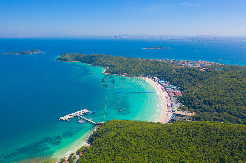 在泰国的岛屿上夏季在旅游行中科拉恩海滩帕塔亚Pattaya与蓝绿的海水山丘热带绿林树与安达曼Andaman海图片