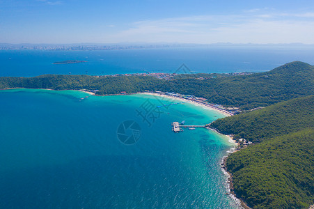 在泰国的岛屿上夏季在旅游行中科拉恩海滩帕塔亚Pattaya与蓝绿的海水山丘热带绿林树与安达曼Andaman海背景图片