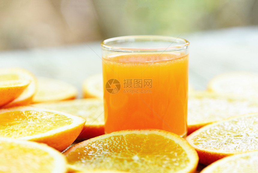 健康的水果和橙片玻璃中的新鲜橙子汁木制的水果图片