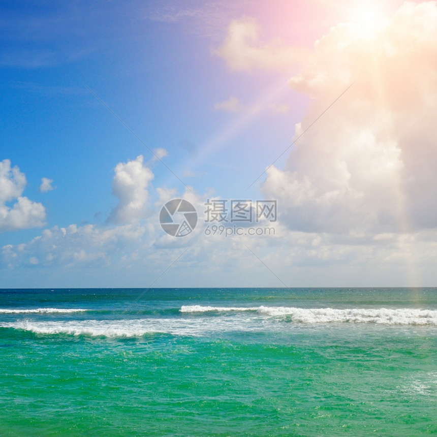 完美的天空和海洋之水美丽的海景和蓝天空太阳图片