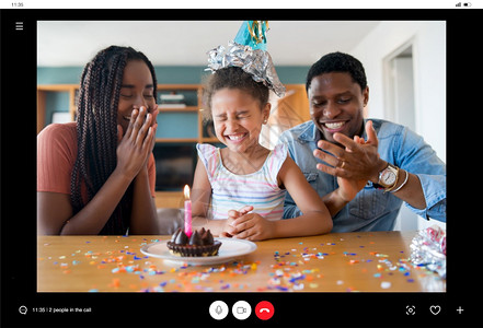 家庭在中与人和朋友通过视频电话庆祝生日图片
