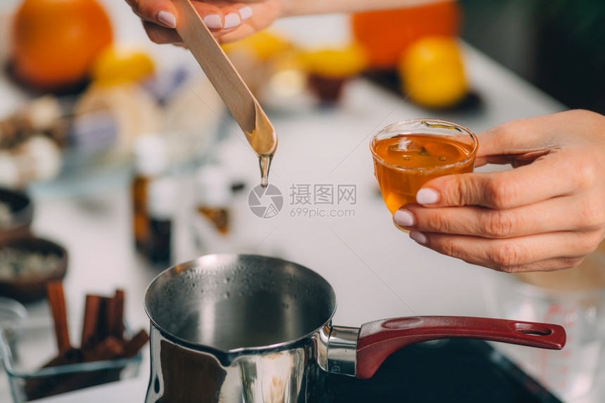 妇女用蜂蜜制作自肥皂图片