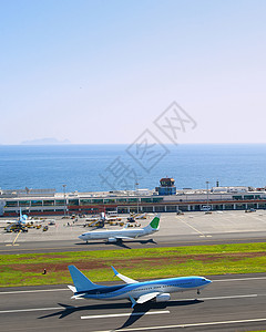 国际机场跑道起飞的机背景图片
