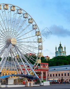 Ferris轮和安德鲁教堂背景乌克兰基辅图片