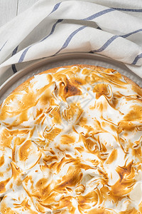 含蛋白奶油的柠檬馅饼传统的美国蛋糕自制烘烤复空间图片
