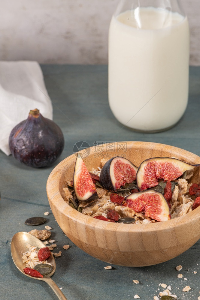 Granola用于健康早餐碗加面粉牛奶新鲜无花果和干莓图片
