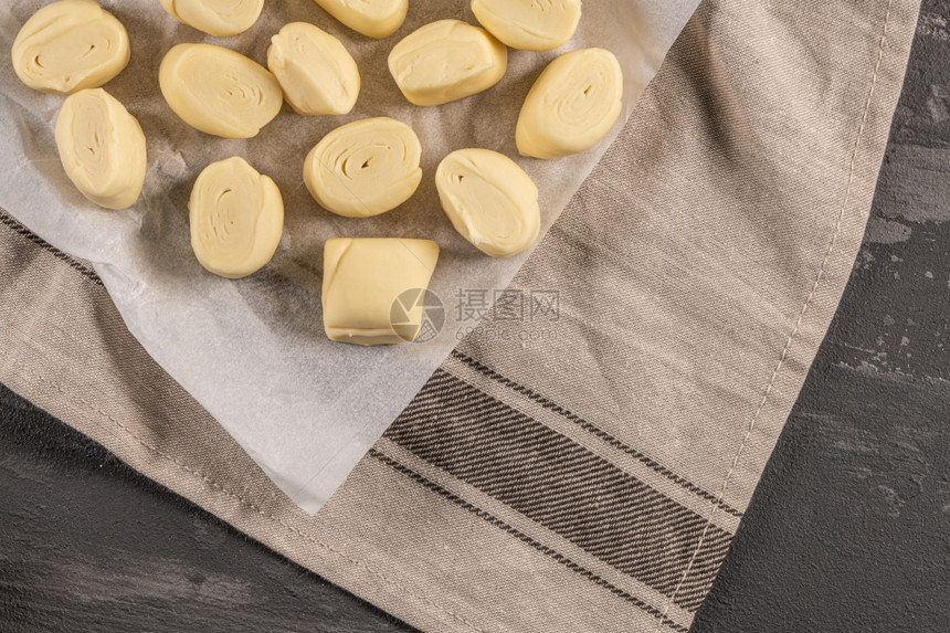 土制豆蛋果饼的成分面粉牛奶水蛋糖柠檬肉桂糕点和蛋锅图片