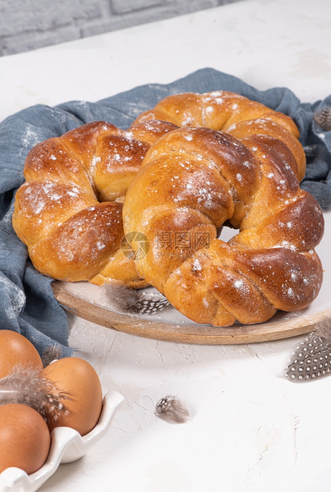 葡萄牙传统的复活节蛋糕木桌上有鸡蛋的福拉尔面包甜图片