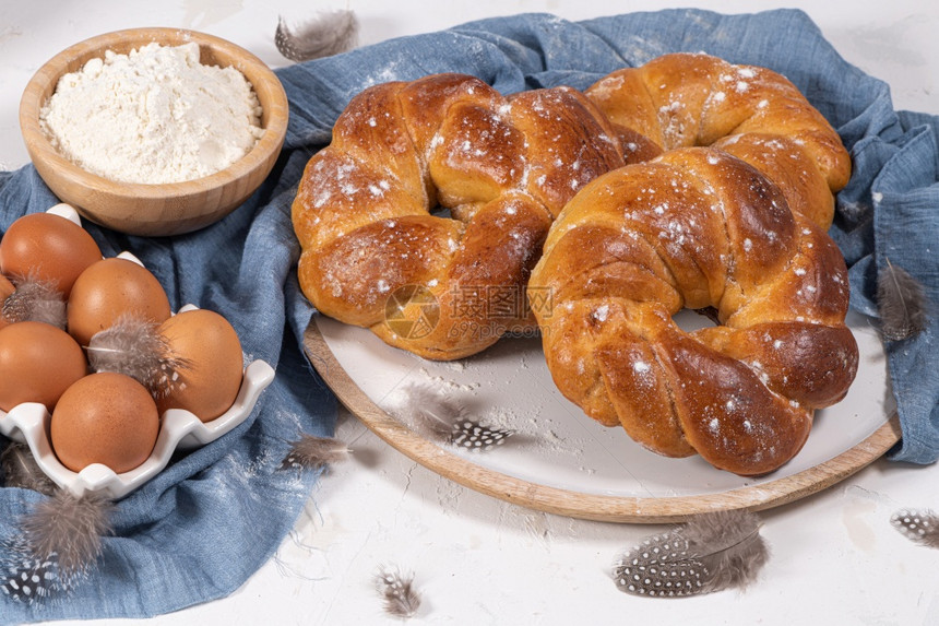 葡萄牙传统的复活节蛋糕木桌上有鸡蛋的福拉尔面包甜图片