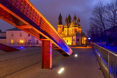 位于波兰兹南美景日落的Cybina河和波兹南大教堂的约旦主大桥图片