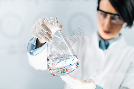 科学家检查水样本中的微塑料颗粒背景图片