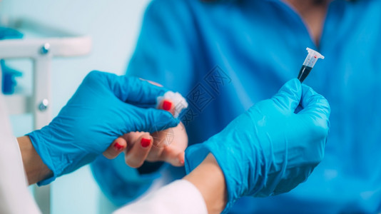 FingerPrickPrick抽血护士从患者和s采集血液样本图片
