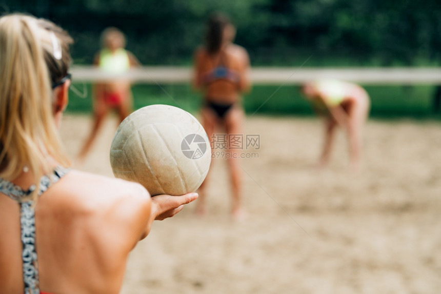 海滩排球女员为服务图片