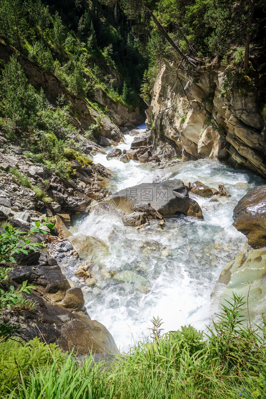 法属阿尔卑斯萨沃伊瓦诺斯公园的瀑布图片
