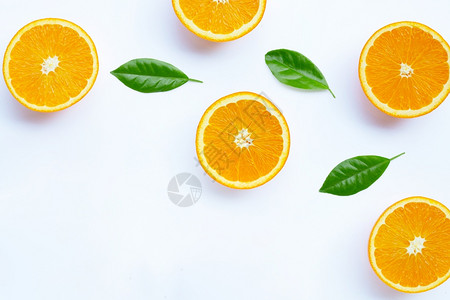 高维生素C果汁和甜白底新鲜橙色水果图片