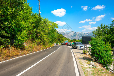 停在道路边的汽车图片