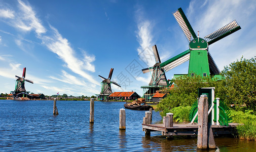 噪点风2020ZANSESCHANS荷兰CIRCAAUGUST20在阿姆斯特丹附近的绿色农村荷兰风车蓝天和河水背景