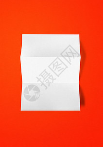 空白折叠A4纸页模型板在红背景上隔离纸页模型板在红背景上背景图片