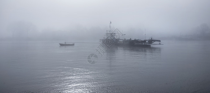 乌得勒支Culemborg和Netherland的utrecht附近列克河上喷雾的渡轮背景