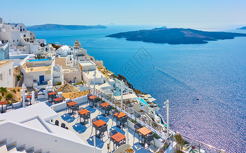 希腊的圣托里尼海边斜坡上的Fira镇景象著名的希腊度假胜地春季风景图片