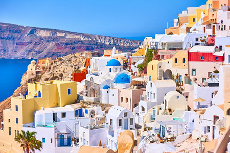 希腊圣托里尼岛OiaIa镇海滨不同颜色的房屋视图图片