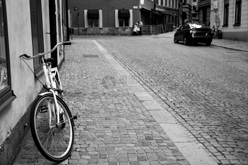 瑞典斯德哥尔摩老城GamlaStan的街道和自行车墙边的图片