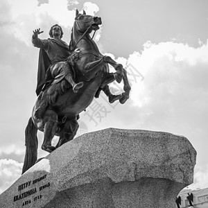 在俄罗斯圣彼得堡参议院广场的彼得大帝铜马骑士术雕像地标和城市的象征黑白摄影背景图片