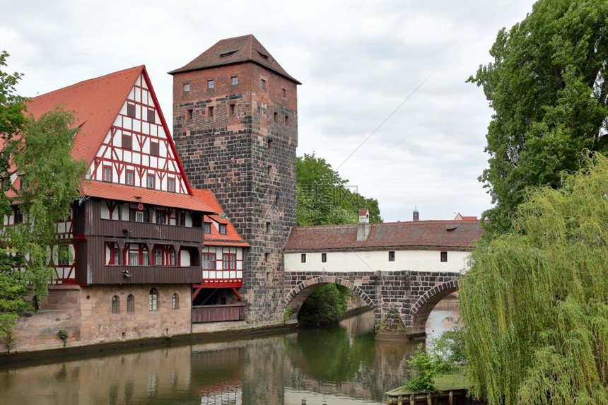德国风景与麦克斯布鲁桥位于德国纽伦堡佩格尼茨河和亨克图尔姆塔图片