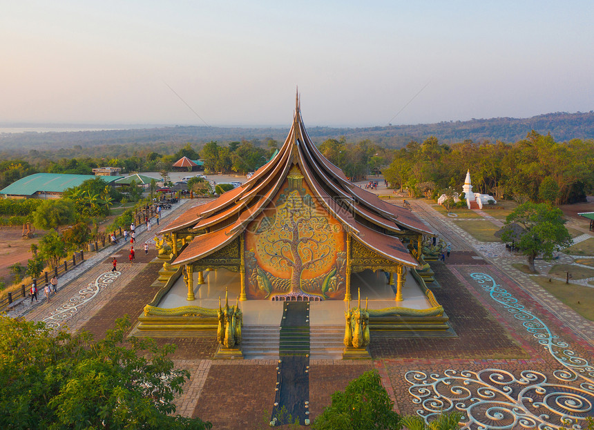 泰国UbonRatchathani的WatSirindhornWararam或WatPhuPrao寺的空中景象图片