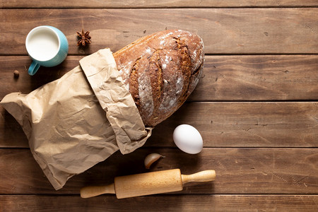 木制桌上自烘烤用新鲜面包和食品的放在木板上有复制空间的背景纹理图片