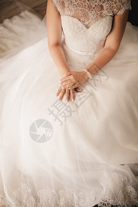 婚礼服上的新娘手有选择的焦点结婚日礼服上的新娘手有选择的焦点婚礼日背景
