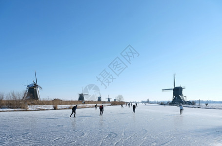 阿尔布拉斯瓦德在阳光明媚的冬日人们在寒冷的中与许多风车一起滑雪在寒冷的人群中背景