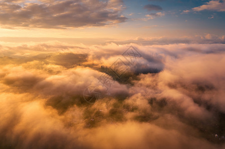 无人驾驶飞机拍摄的高山谷的顶端风景图片