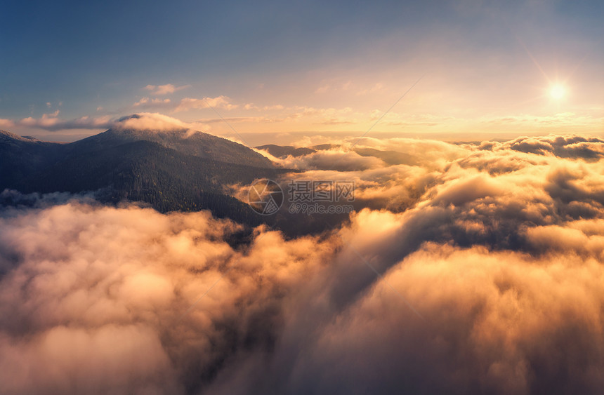 无人驾驶飞机拍摄的高山谷的顶端风景图片