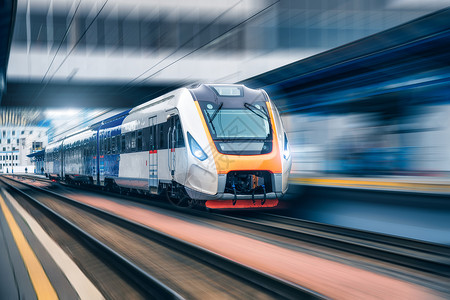 比利茨基影响日落时在火车站开动高速现代城市间客运列车在铁路平台上运动模糊效应工业欧洲铁路运输工业背景