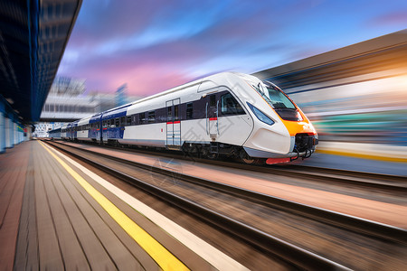 日落时在火车站开动高速铁路平台上快速移动现代客运列车移动效果模糊的铁路商业运输前沿观点概念背景图片