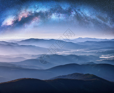 星云雾壮观的山脉与美丽的星空背景