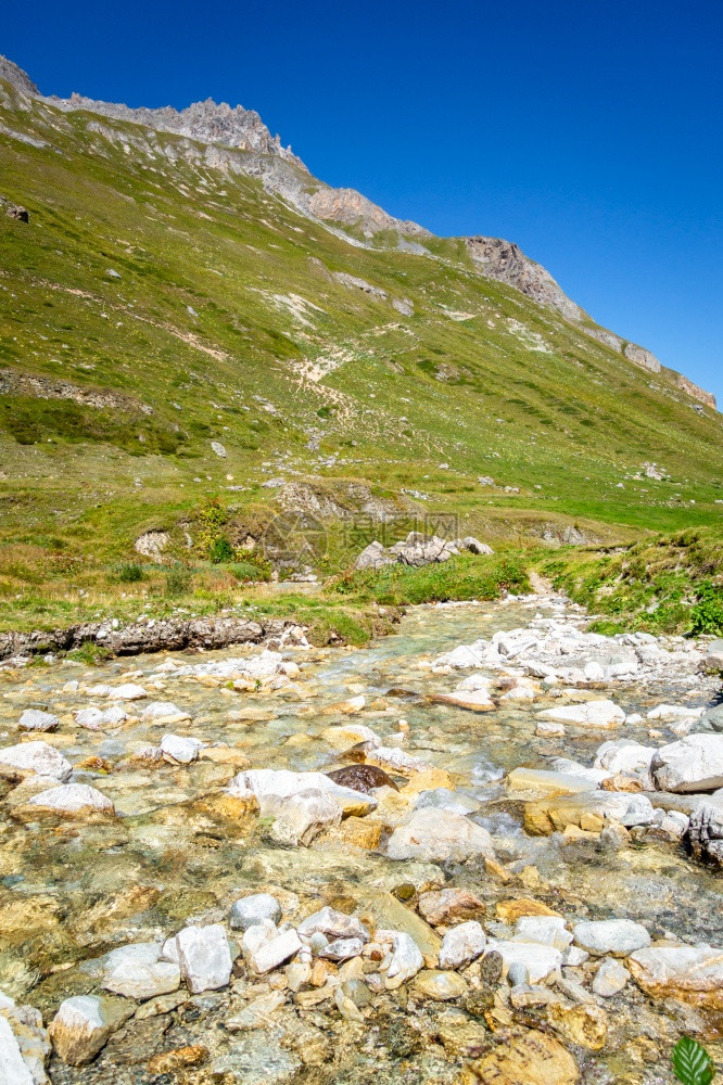 瓦诺伊州公园阿尔卑斯山谷的多伦河萨瓦伊法国阿尔卑斯山法属阿尔卑斯州瓦诺伊公园山谷的多伦河法属阿尔卑斯图片