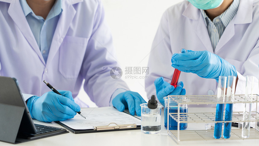 医学研究科家或实验室大衣研究员小组在现代实验室进行试图片