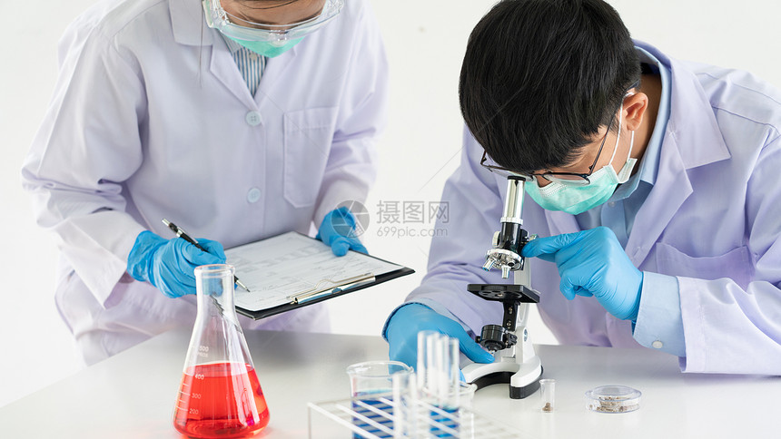 医学研究科家或实验室大衣研究员小组在现代实验室进行试图片