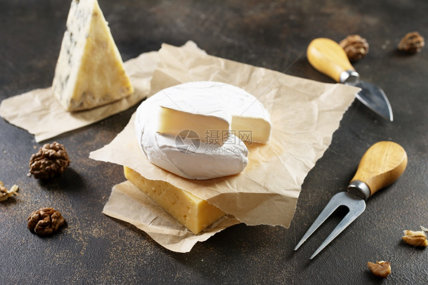 不同种类的奶酪混合组装图片