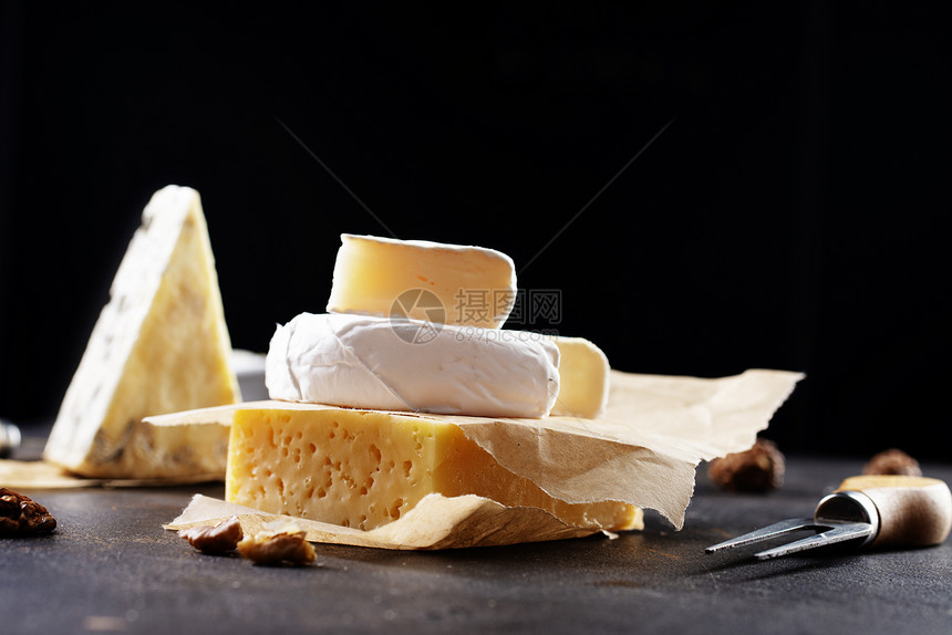不同种类的奶酪混合组装图片