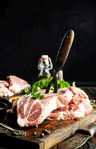 木板上的生肉桌配香料的生肉图片