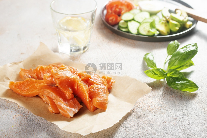 生鲑鱼新鲜片配有烹饪原料图片