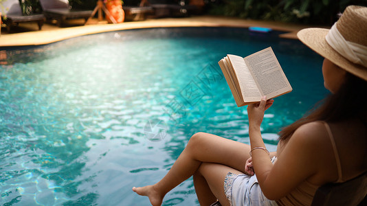 书中的游泳池在温泉度假胜地的游泳池中放松背景