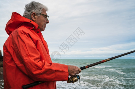 长辈在海上钓鱼享受生活钓鱼和运动概念的肖像图片